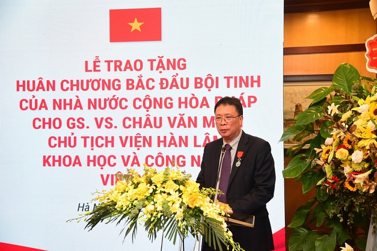 Giáo sư Châu Văn Minh phát biểu cảm tưởng sau khi nhận Huân chương Bắc Đẩu Bội Tinh (ảnh: vast.gov.vn)