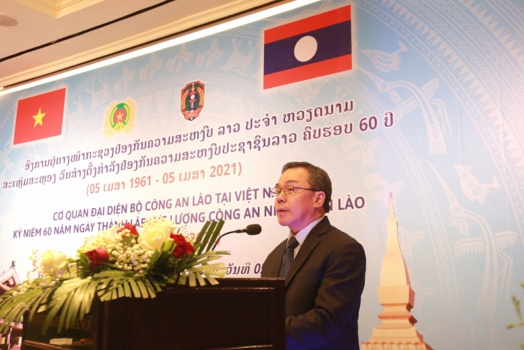 Ngài Sengphet Houngboungnuang, Đại sứ đặc mệnh toàn quyền nước CHDCND Lào tại Việt Nam phát biểu tại buổi lễ.
