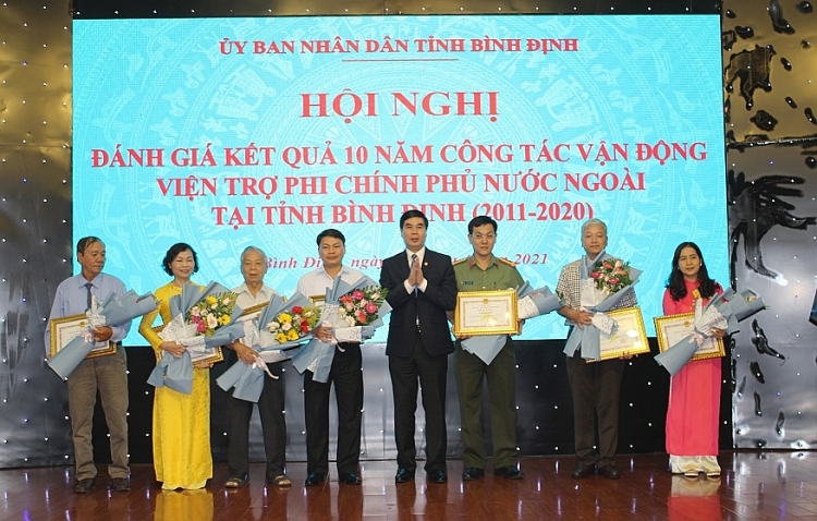 Phó Chủ tịch UBND tỉnh Lâm Hải Giang (giữa) trao Bằng khen cho các tập thể có thành tích tiêu biểu, xuất sắc trong công tác