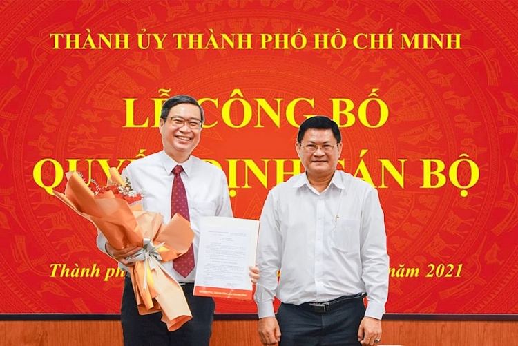 Đồng chí Huỳnh Cách Mạng, Phó Trưởng Ban Tổ chức Thành ủy trao quyết định của Thành ủy điều động đồng chí Vương Đức Hoàng Quân về Đảng ủy Khối CĐ-ĐH TPHCM
