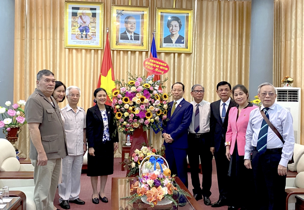 Nhân dịp Tết cổ truyền Chol Chnam Thmay của Vương quốc Campuchia, Chủ tịch VUFO Nguyễn Phương Nga đã dẫn đầu đoàn  VUFO và Hội Hữu nghị Việt Nam - Campuchia đến chúc Tết Đại sứ quán Campuchia tại Việt Nam.