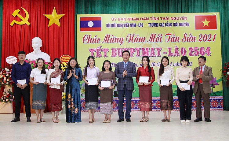 Nhân dịp Tết cổ truyền Bun Bi May, tỉnh Thái Nguyên đã dành nhiều phần quà tặng lưu học sinh Lào.