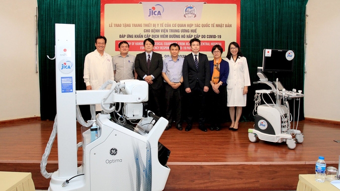 Đại diện JICA trao tặng trang thiết bị y tế cho bệnh viện Trung ương Huế  (Ảnh: JICA)