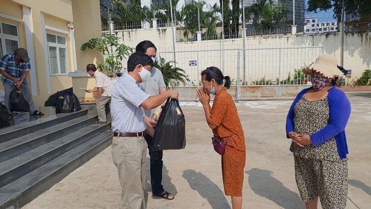 Tổng Lãnh sự Việt Nam tại Preah Sihanouk Vũ Ngọc Lý tặng quà cho bà con.