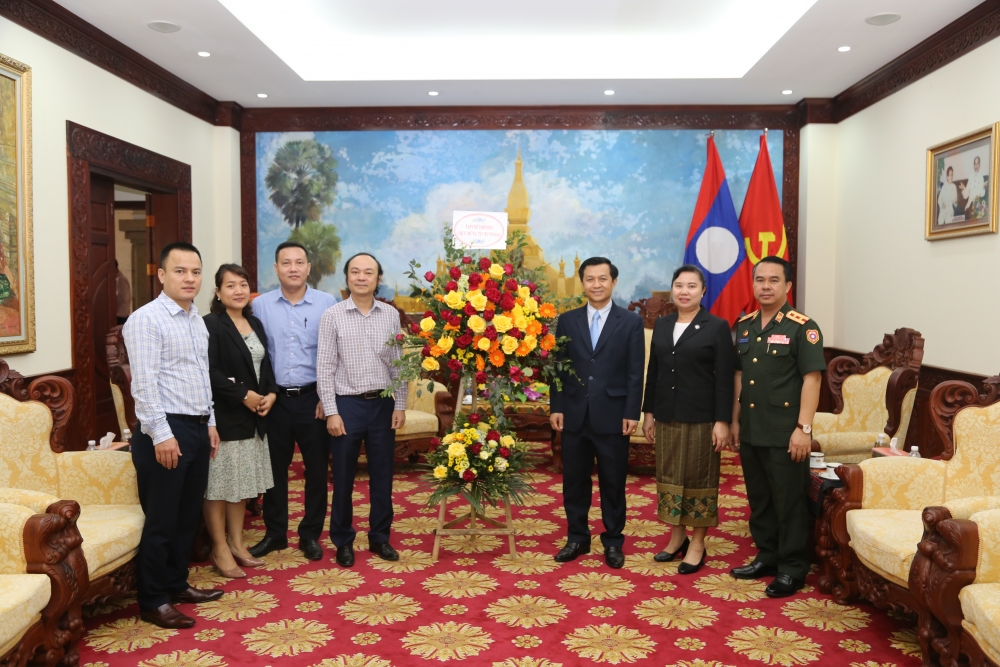 Báo Thời Đại tặng lẵng hoa chúc mừng Đại sứ quán Lào tại Việt Nam nhân dịp Tết cổ truyền Bunpimay.