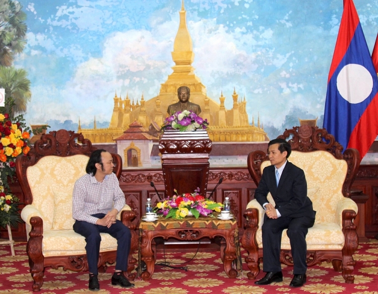 Tổng Biên tập báo Thời Đại Lê Quang Thiện (trái) chúc tết Bunpimay Đại sứ quán Lào tại Việt Nam