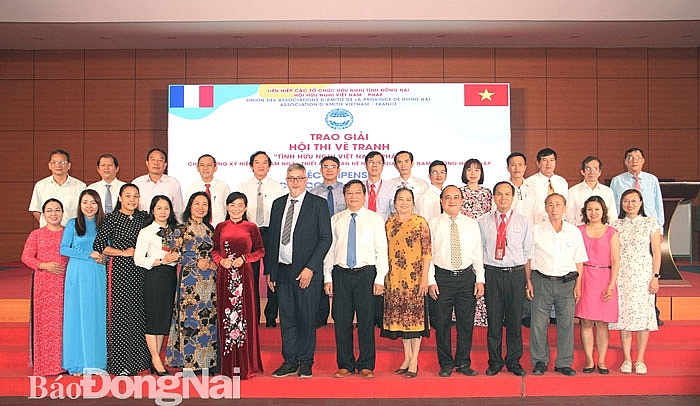 Các đại biểu chụp ảnh lưu niệm tại lễ kỷ niệm 48 năm thiết lập quan hệ ngoại giao Việt Nam - Cộng hòa Pháp. (Ảnh: Báo Đồng Nai)