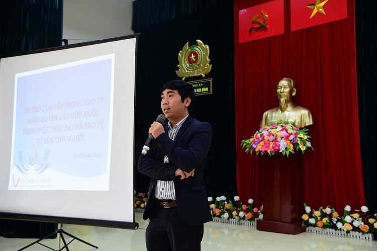 Diễn giả TS Lê Xuân Tùng, Viện Quyền con người (Học viện Chính trị quốc gia Hồ Chí Minh) trình bày chuyên đề tại Hội thảo.