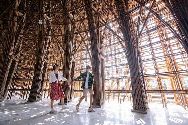 Bên trong Nhà tre khổng lồ, không khí mát lành bên trong nhờ khả năng “điều hòa” độc đáo của kiến trúc và chất liệu.