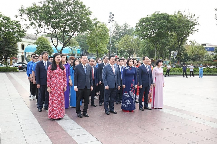 Bí thư Thành ủy Hà Nội Đinh Tiến Dũng cùng các đồng chí lãnh đạo thành phố tưởng niệm V.I.Lê-nin.