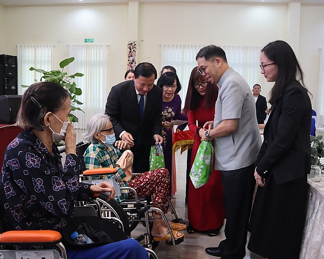 Tổng Lãnh sự Thái Lan tại thành phố Hồ Chí Minh – Apirat Sugondhabhirom (áo xám) và Chủ tịch UBND tỉnh – Nguyễn Văn Út trao tặng quà và xe lăn cho người đi lại khó khăn