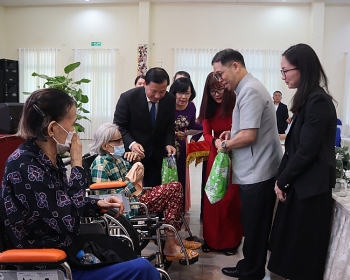Tổng lãnh sự Thái Lan tại TP Hồ Chí Minh tặng xe lăn, xe lắc cho người khuyết tật tại Long An