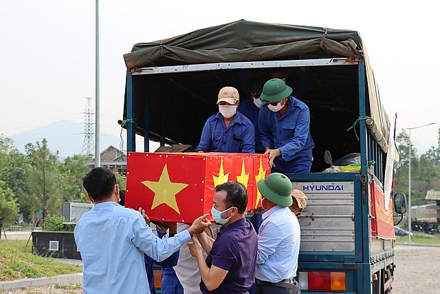 Cán bộ, chiến sĩ Đội 192 đưa hài cốt liệt sỹ vào Nghĩa trang liệt sỹ Thành phố Huế.