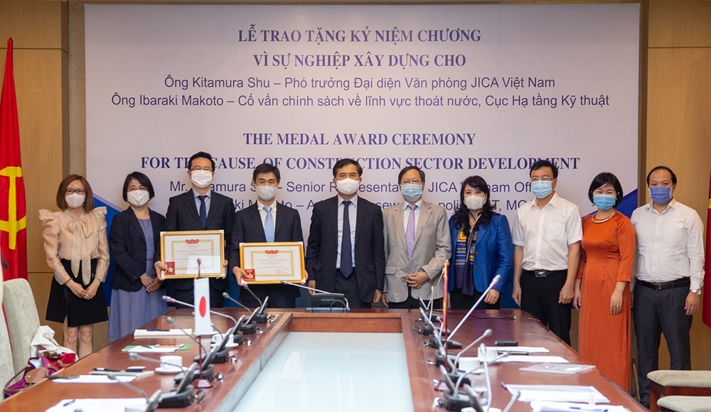 Hai chuyên gia JICA tại Việt Nam nhận Kỷ niệm chương do Bộ Xây dựng trao tặng