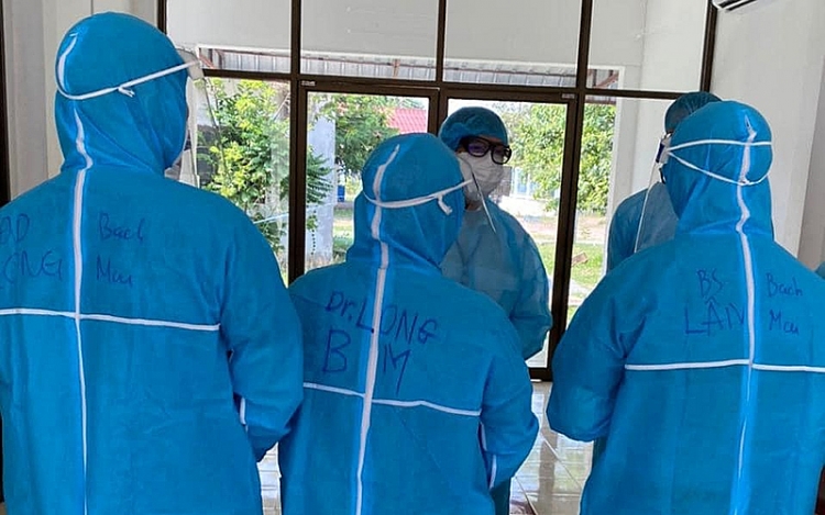 Các chuyên gia Việt Nam chuẩn bị vào hội chẩn bệnh nhân cấp cứu tại Bệnh viện Phonthong Các chuyên gia Việt Nam chuẩn bị vào hội chẩn bệnh nhân cấp cứu tại Bệnh viện Phonthong