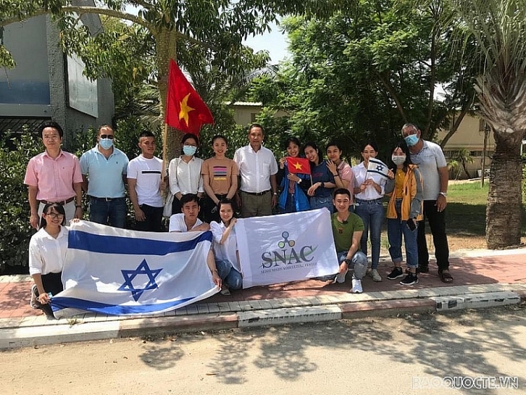 Đại sứ Đỗ Minh Hùng cùng cán bộ Đại sứ quán Việt Nam tại Israel thăm sinh viên Việt Nam ở trung tâm nông nghiệp Sderod Negev, gần Dải Gaza, tháng 7/2020. (Nguồn: ĐSQ VN tại Israel)