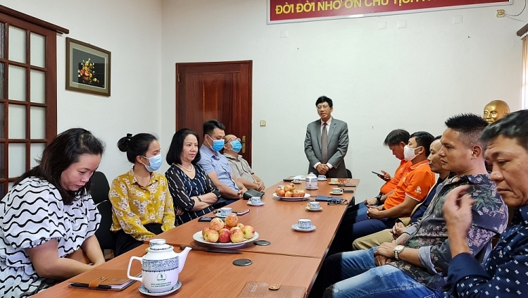 Đại sứ Lê Huy Hoàng cùng đại diện đoàn chuyên gia cộng đồng người Việt tham gia buổi sinh hoạt cộng đồng trao đổi về học tập làm theo tấm gương Bác Hồ