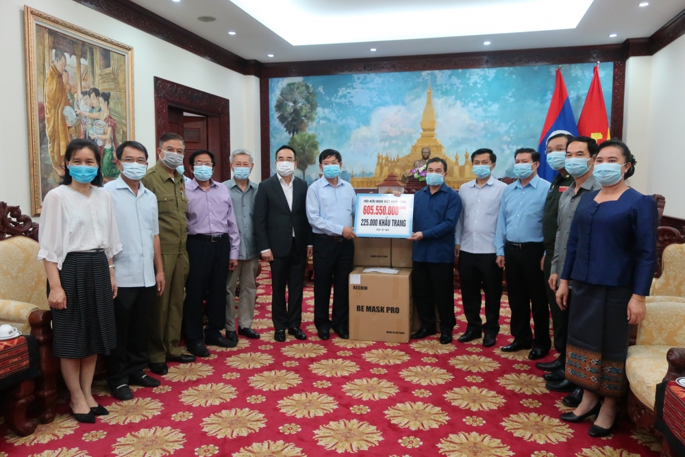 Hội hữu nghị Việt Nam - Lào trao tặng hơn 800 triệu hỗ trợ nhân dân Lào chống COVID-19