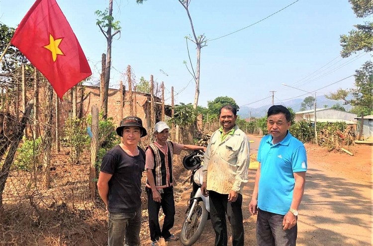 Ban Nhân dân thôn và người có uy tín làng Krăi (xã Kon Gang, huyện Đak Đoa) trao đổi với người dân về công tác bầu cử. Ảnh: Đinh Yến