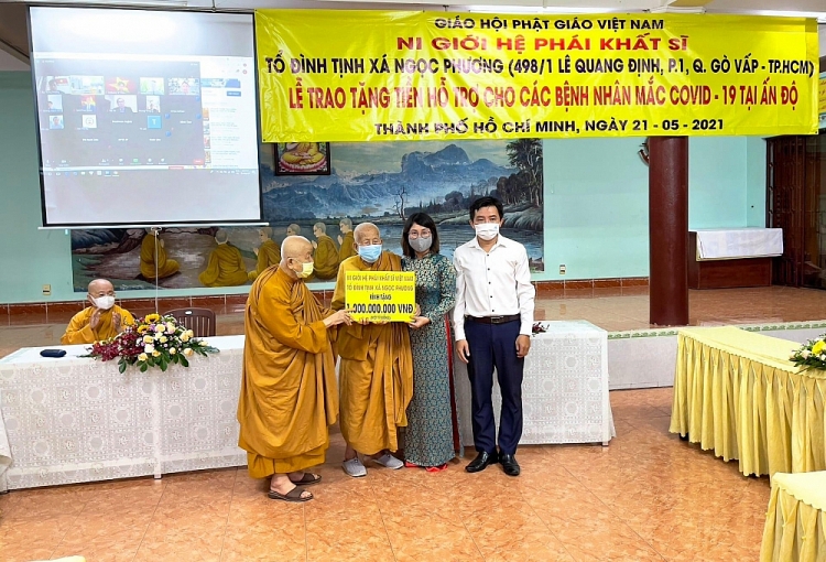 Phó Chủ tịch Liên hiệp các tổ chức hữu nghị TPHCM Trần Hoàng Khánh Vân nhận số tiền 1 tỷ đồng từ Ni trưởng Thích Nữ Tố Liên hỗ trợ cho Nhân dân Ấn Độ