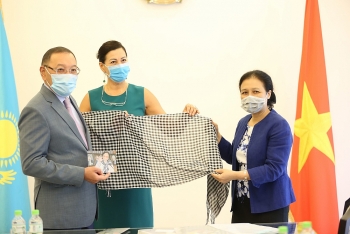 Chủ tịch VUFO Nguyễn Phương Nga tặng khăn cho dự án nghệ thuật quốc tế “Khăn của mẹ”