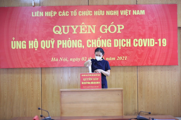 Chủ tịch Liên hiệp Hữu nghị Nguyễn Phương Nga  thực hiện quyên góp, ủng hộ Quỹ vắc xin và công tác phòng, chống dịch COVID-19. (Ảnh: Tuấn Việt)