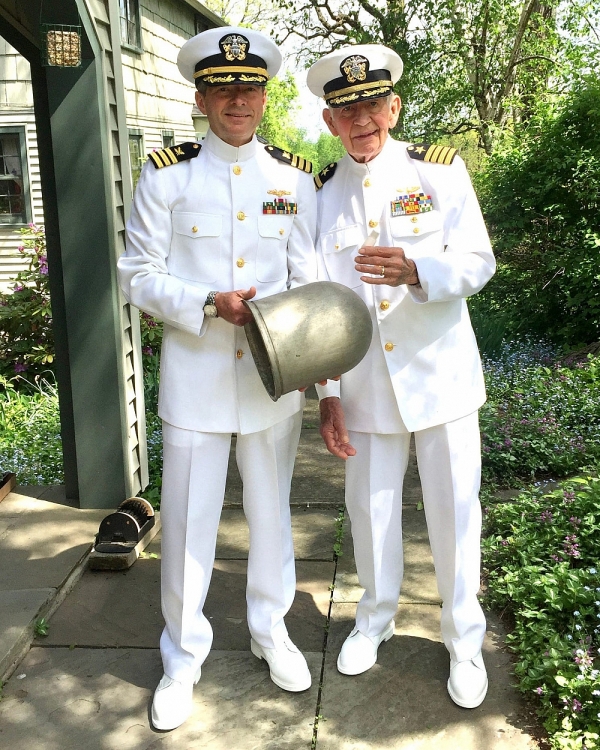 cựu chiến binh hải quân Tom Wilber và cha ông Gene Wilber ngay trước khi tham gia cuộc diễu hành Ngày Tưởng niệm năm 2015