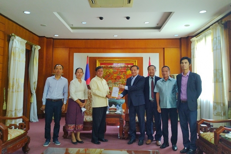 Phó Chủ tịch Quốc hội Lào Khambay Damlath (thứ ba từ trái sang) trao hỗ trợ tại trụ sở Đại sứ quán Việt Nam tại Lào. (Ảnh: Nhân dân)