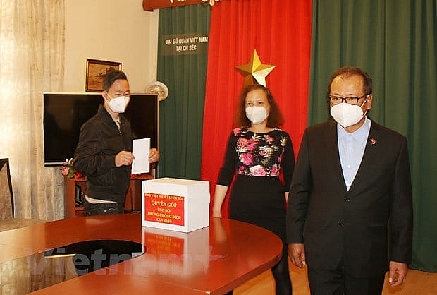 Cán bộ, nhân viên Đại sứ quán Việt Nam tại Séc quyên góp hỗ trợ phòng chống dịch trong nước.