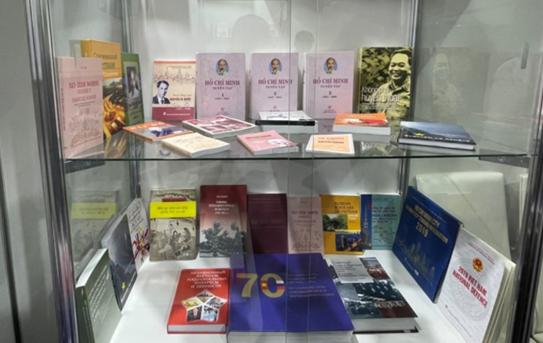 Sách về Bác được giới thiệu tại gian của trưng bày của Việt Nam ở triển lãm sách quốc tế S.Petersburg lần thứ XVI.