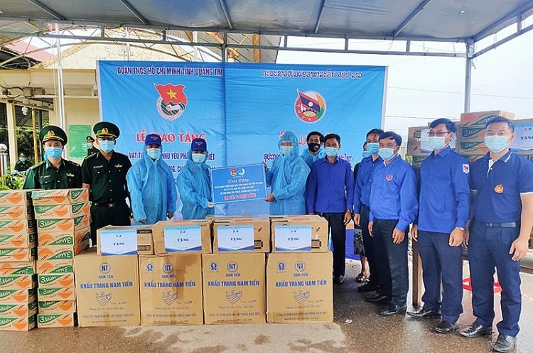 Tỉnh đoàn Quảng Trị tặng vật tư y tế, nhu yếu phẩm phòng, chống COVID - 19 cho Tỉnh đoàn Salavan (Lào).
