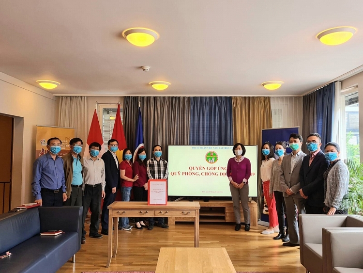 Đại sứ quán Việt Nam tại Thụy Sỹ tổ chức lễ quyên góp ủng hộ Quỹ phòng, chống dịch Covid-19.