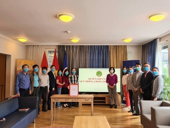 Đại sứ quán Việt Nam tại Thụy Sỹ quyên góp ủng hộ Quỹ phòng, chống dịch COVID-19 Đại sứ quán Việt Nam tại Thụy Sỹ quyên góp ủng hộ Quỹ phòng, chống dịch COVID-19