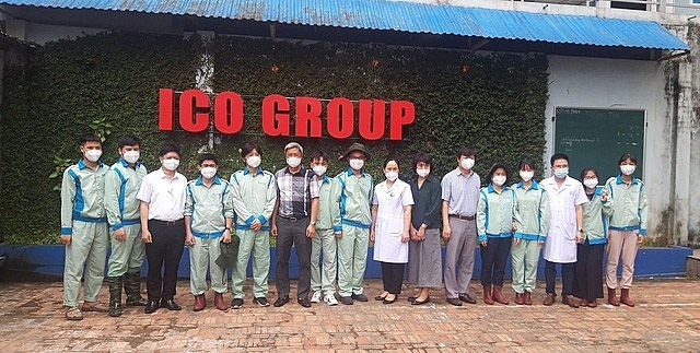 Thứ trưởng Bộ Y tế Nguyễn Trường Sơn chụp ảnh lưu niệm cùng nhóm tình nguyện viên tại Công ty ICO (TP. Bắc Giang)