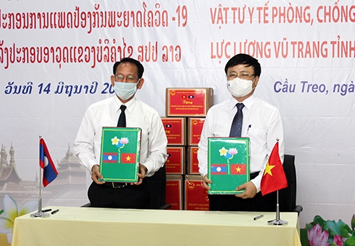 Lãnh đạo tỉnh Nghệ An và lãnh đạo tỉnh Bôlykhămxay ký biên bản bàn giao Trạm xã Quân dân y Nậm On