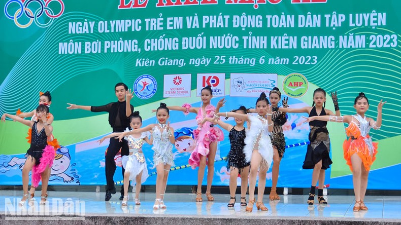 Kiên Giang vận động trẻ em tập luyện thể thao, giảm thiểu đuối nước trong dịp hè ảnh 1