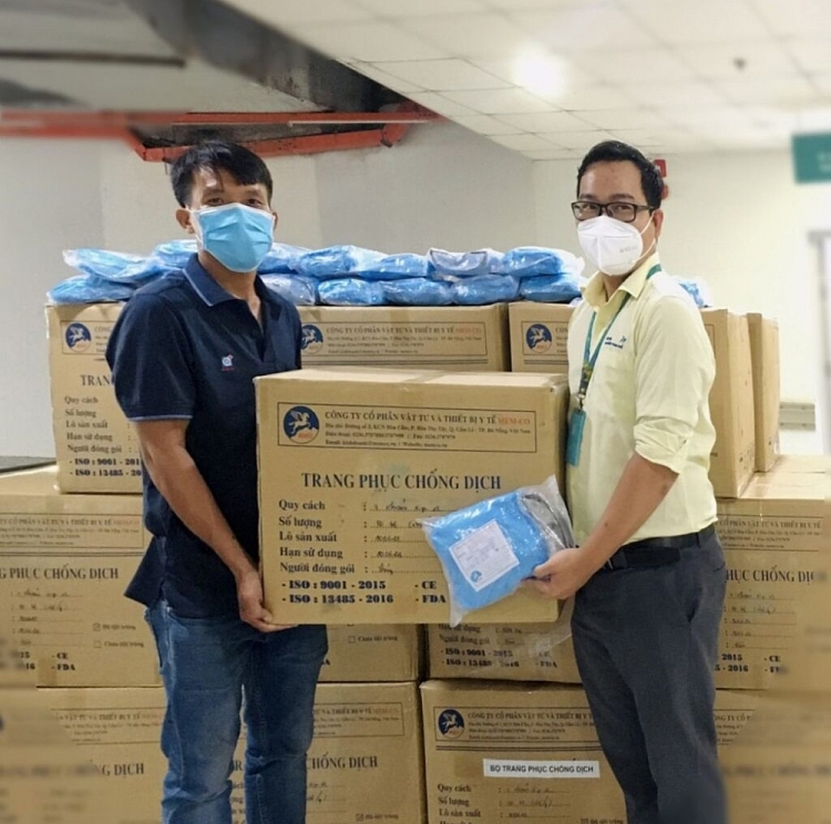 tổ chức VinaCapital Foundation (VCF) trao tặng 1.174 bộ quần áo Thiết bị Bảo hộ Cá nhân (PPE) cho Bệnh Viện Nhi Đồng Thành Phố (TP.HCM).