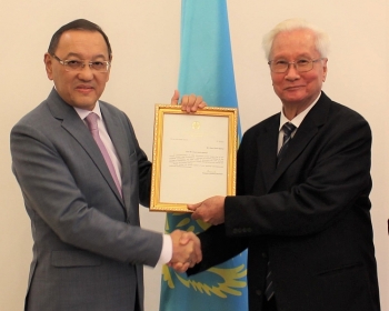 Dịch giả Đoàn Doanh Nghiệp nhận thư cảm ơn của Tổng thống Cộng hòa Kazakhstan
