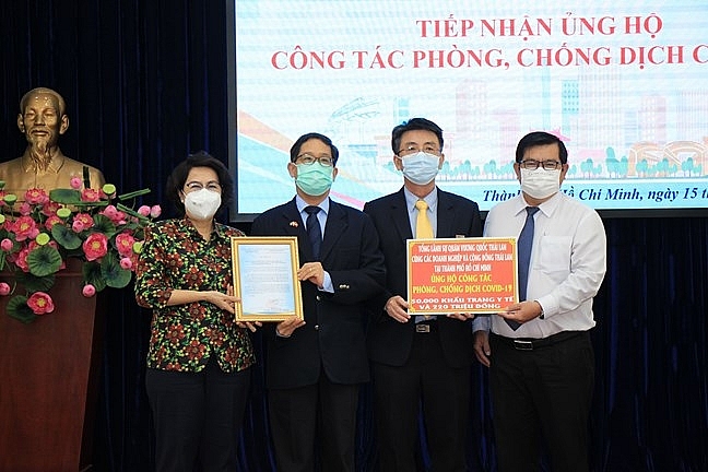 Tổng Lãnh sự Thái Lan và Hội Doanh nghiệp Thái Lan tại Thành phố Hồ Chí Minh trao hỗ trợ cho công tác phòng, chống dịch COVID-19 tại TP Hồ Chí Minh.