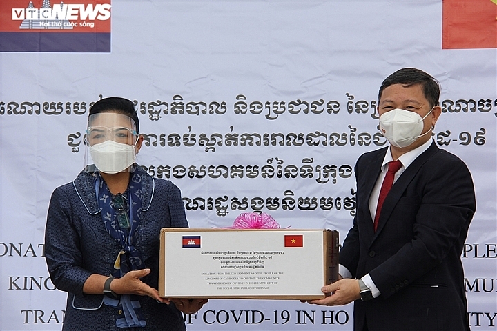 TP Hồ Chí Minh tiếp nhận thiết bị, vật tư y tế phòng chống dịch COVID-19 cho Campuchia trao tặng