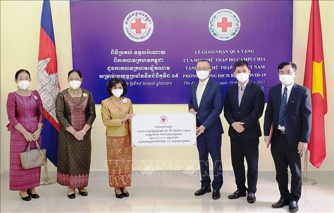 ĐSQ Việt Nam tại Campuchia tiếp nhận nguồn lực chống dịch COVID-19 do Hội Hữu nghị Campuchia-Việt Nam trao tặng