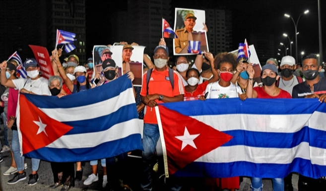 Người dân Cuba mít tinh bày tỏ quyết tâm bảo vệ Cách mạng. (Ảnh: Prensa Latina)