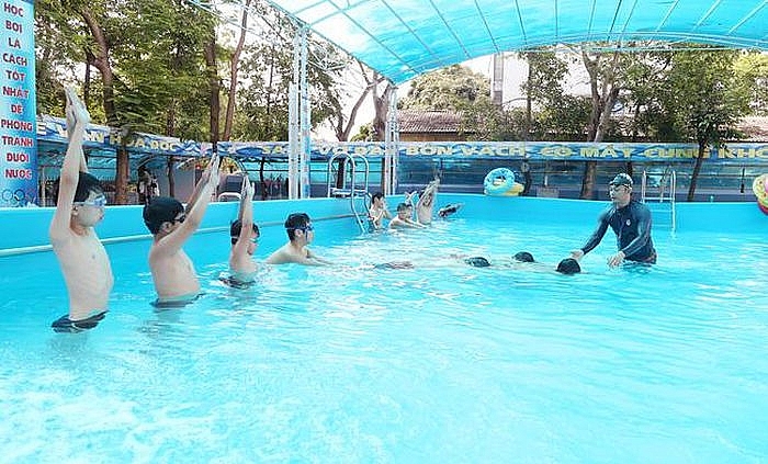 Các địa phương triển khai dạy bơi cho trẻ em.