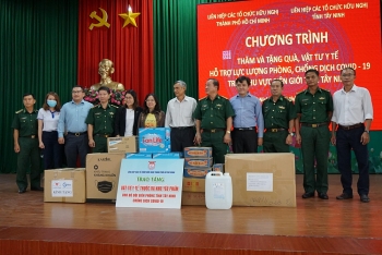 Liên hiệp các tổ chức Hữu nghị tỉnh Tây Ninh và TP. Hồ Chí Minh hỗ trợ Bộ đội Biên phòng chống dịch COVID-19