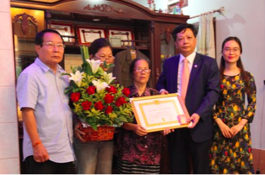 Lần đầu tiên một kiều bào tại Lào được trao Huy hiệu 70 năm tuổi Đảng