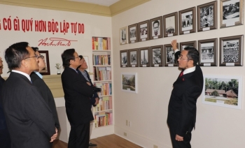 Kiều bào xúc động tham quan phòng trưng bày về Chủ tịch Hồ Chí Minh tại Canada