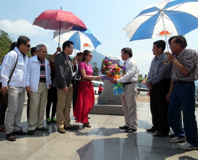 Đại diện Sở Văn hóa-Thể thao và Du lịch đón đoàn du lịch Thái Lan tại cột mốc biên giới Cửa khẩu quốc tế Cha Lo (Quảng Bình).