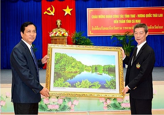 Phó chủ tịch UBND tỉnh Cà Mau Trần Hồng Quân (bên trái) tặng ngài Phó tỉnh trưởng tỉnh Trat Prathan Surakit Bovon bức tranh về rừng đước Cà Mau.