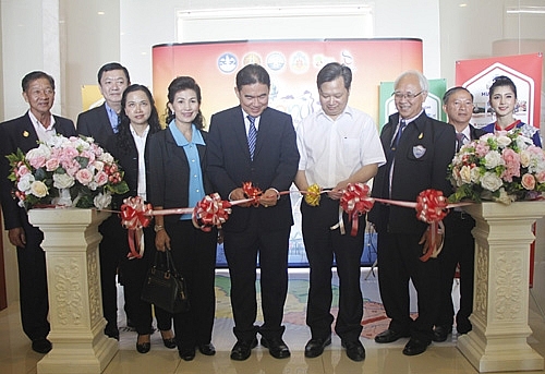 Đại diện lãnh đạo hai tỉnh cắt băng khởi động chương trình kết nối du lịch giữa tỉnh Quảng Bình và tỉnh Nakon Phanom.