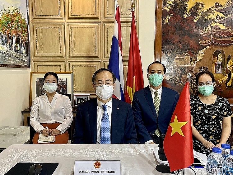 Đại sứ Việt Nam tại Thái Lan Phan Chí Thành cùng các cán bộ, nhân viên trong Đại sứ quán tham dự Hội thảo.